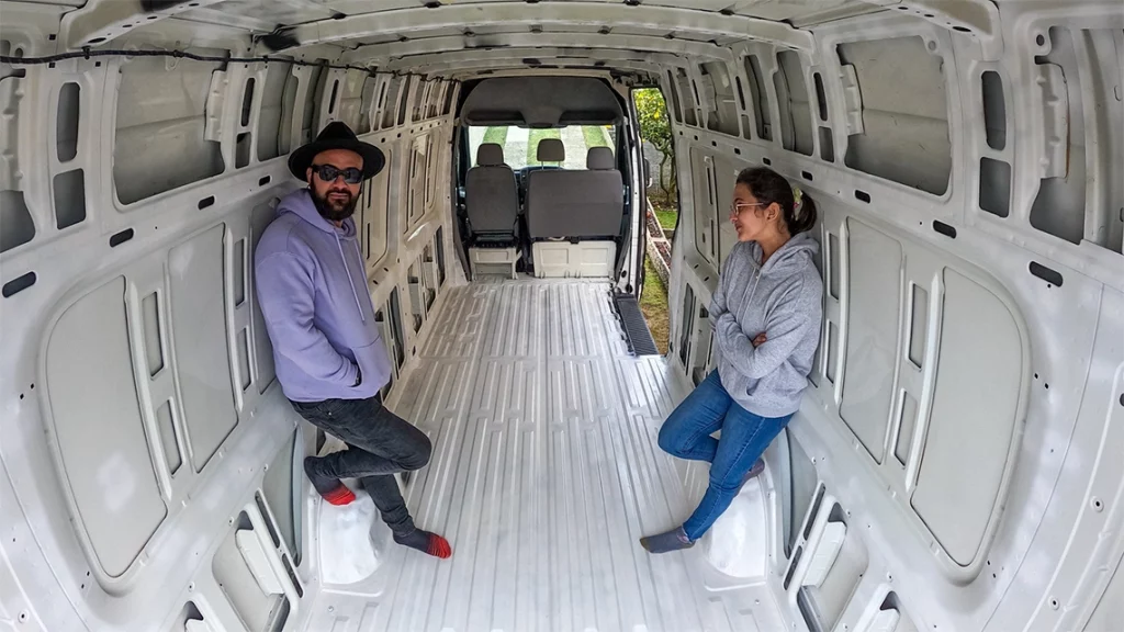 Irene y Carlos dentro de la furgoneta vacía, próxima a ser camperizada.