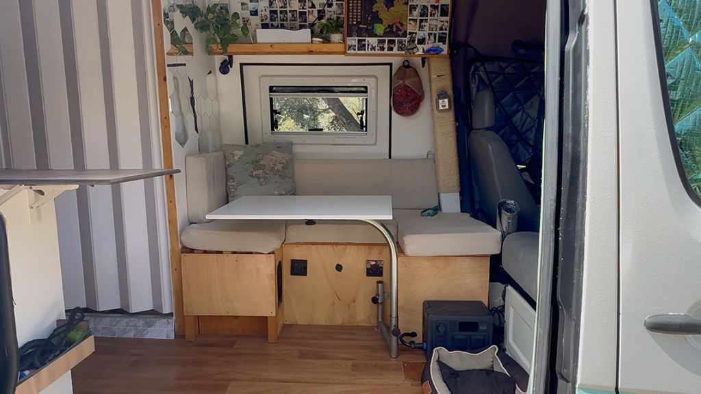 Salón de una furgoneta camperizada autoconstruida.