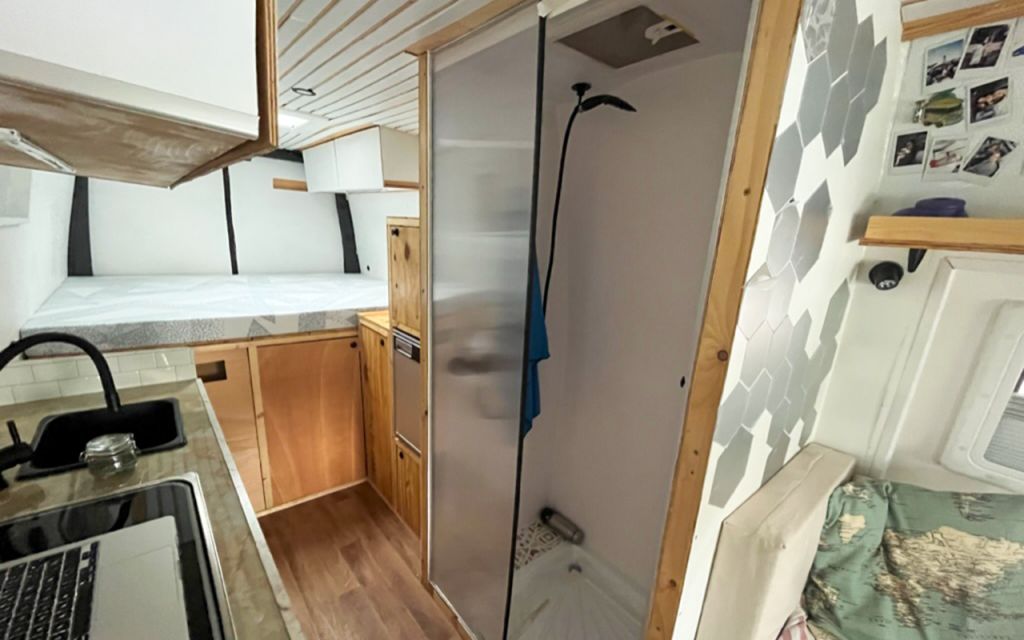 Ducha con la puerta y la marquesina de nuestra furgoneta camper