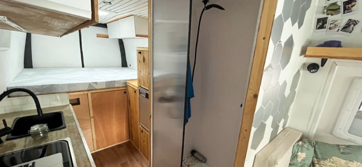 Ducha con la puerta y la marquesina de nuestra furgoneta camper