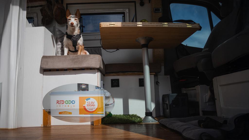 Batería Redodo 300Ah instalada en el arcón eléctrico de la furgoneta camper La Pomboneta