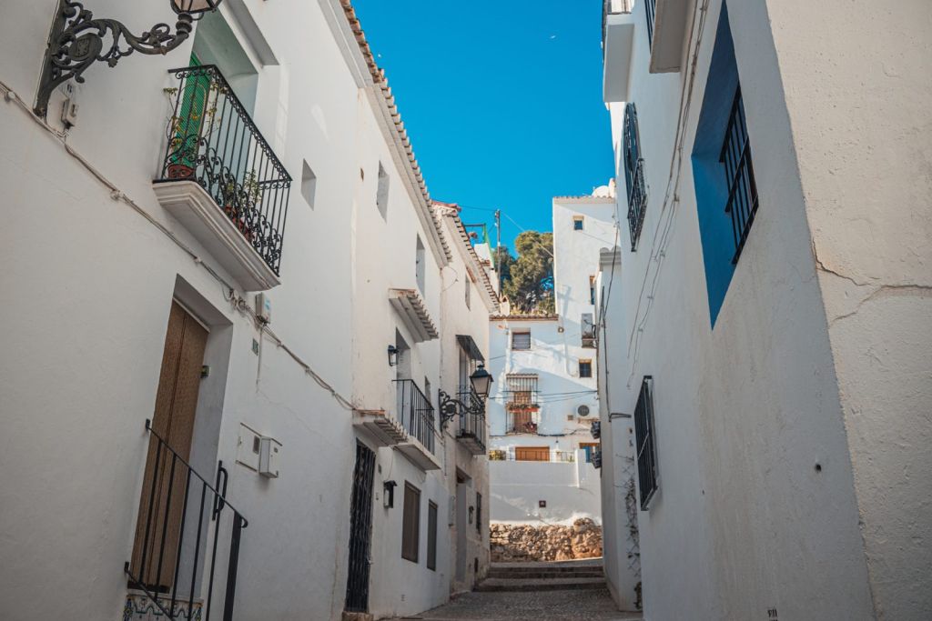 Calle de casas blancas en el casco antiguo de Altea