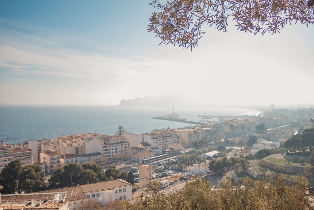 Vista de la bahía de Altea con el Peñón de Ifach al fondo