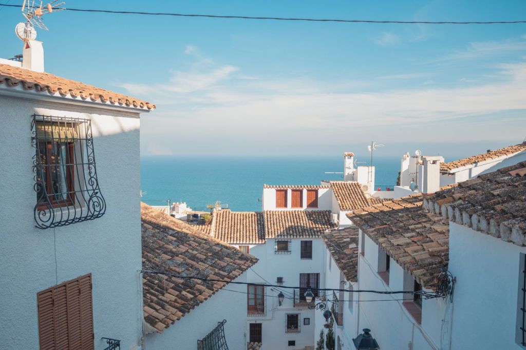 Tejados del casco antiguo de Altea frente al Mediterráneo