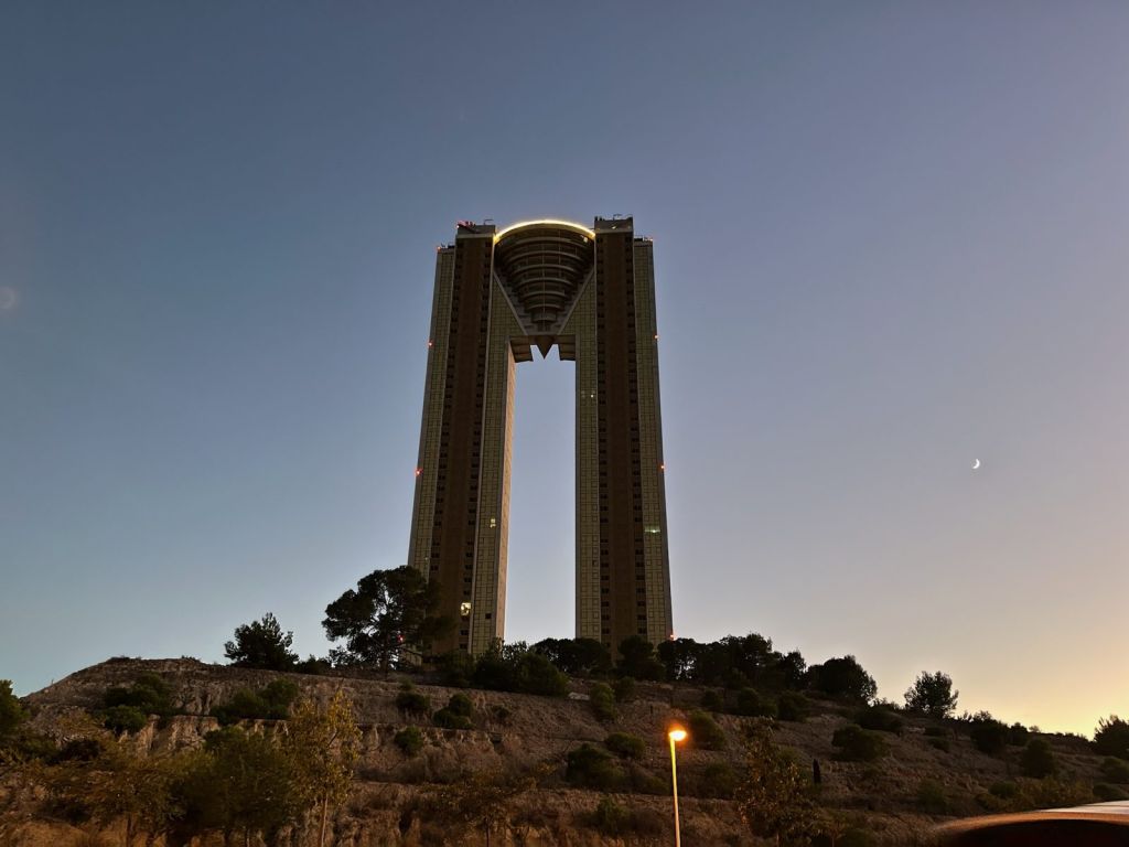 Torre Intempo de Benidorm al atardecer