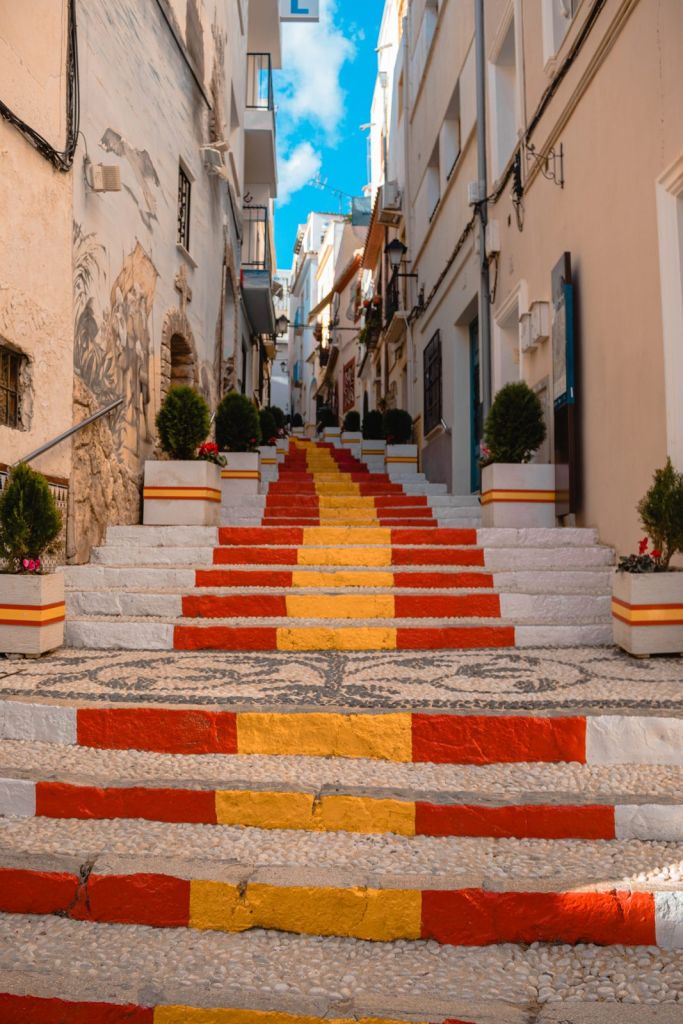 Escaleras de la calle Puchalt pintadas con la bandera de España en Calpe