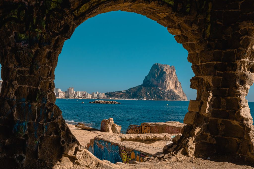El Peñón de Ifach visto a través de los arcos del club social de La Manzanera
