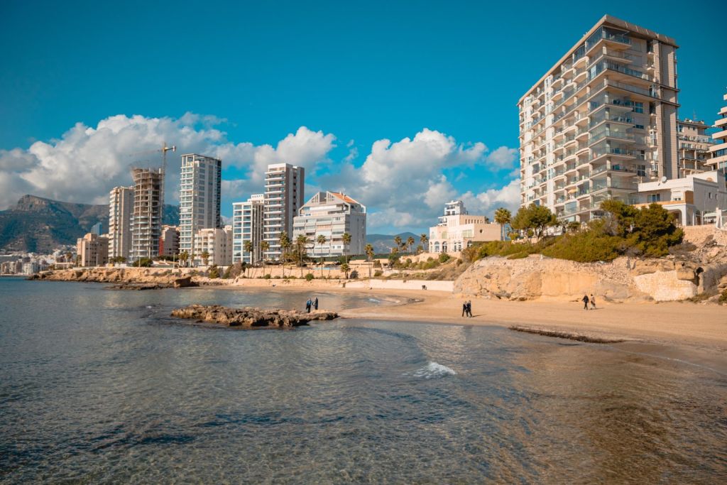 Playa de Calpe con los edificios del paseo