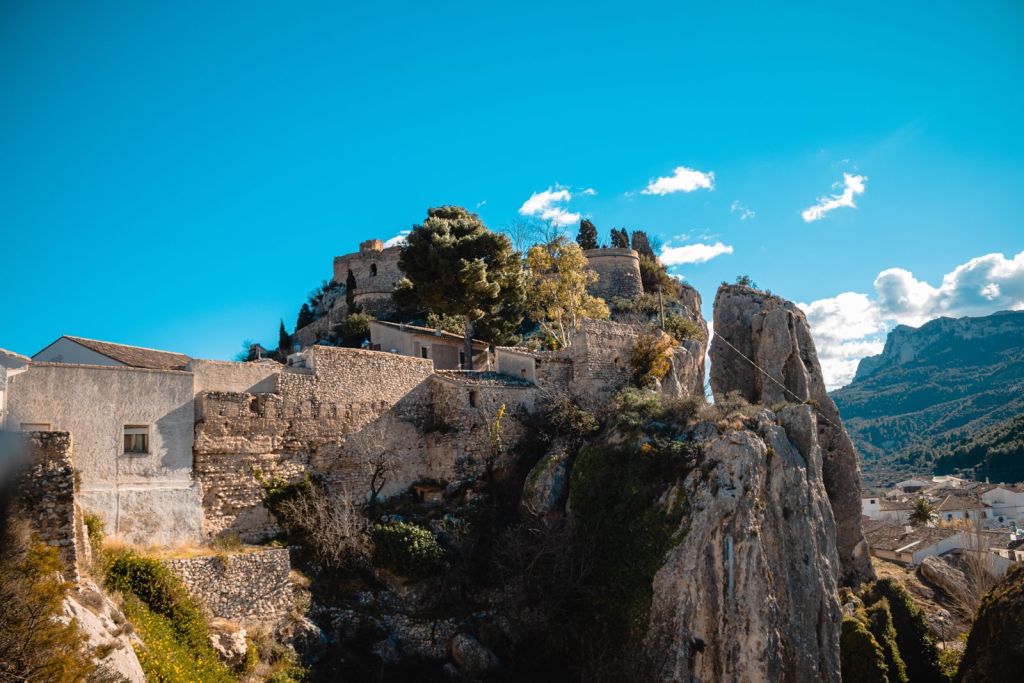 Restos del castillo de Guadalest sobre la roca