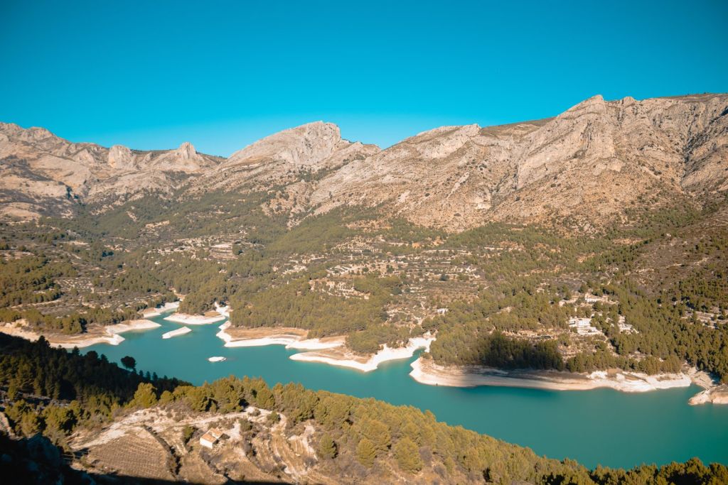 Embalse de Guadalest con agua turquesa