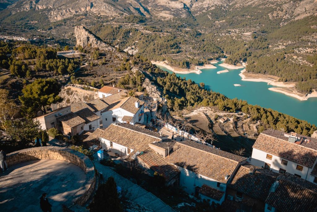 El pueblo y el embalse de Guadalest desde el castillo