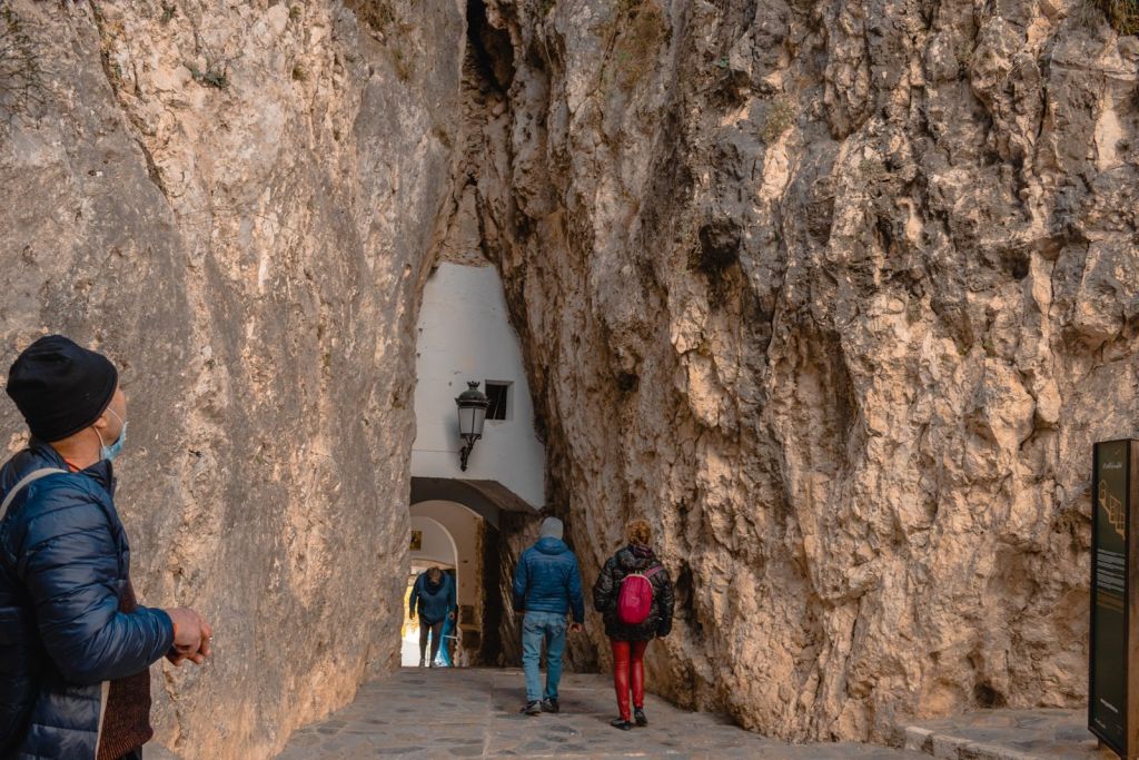 Túnel de entrada al casco antiguo de Guadalest excavado en la roca