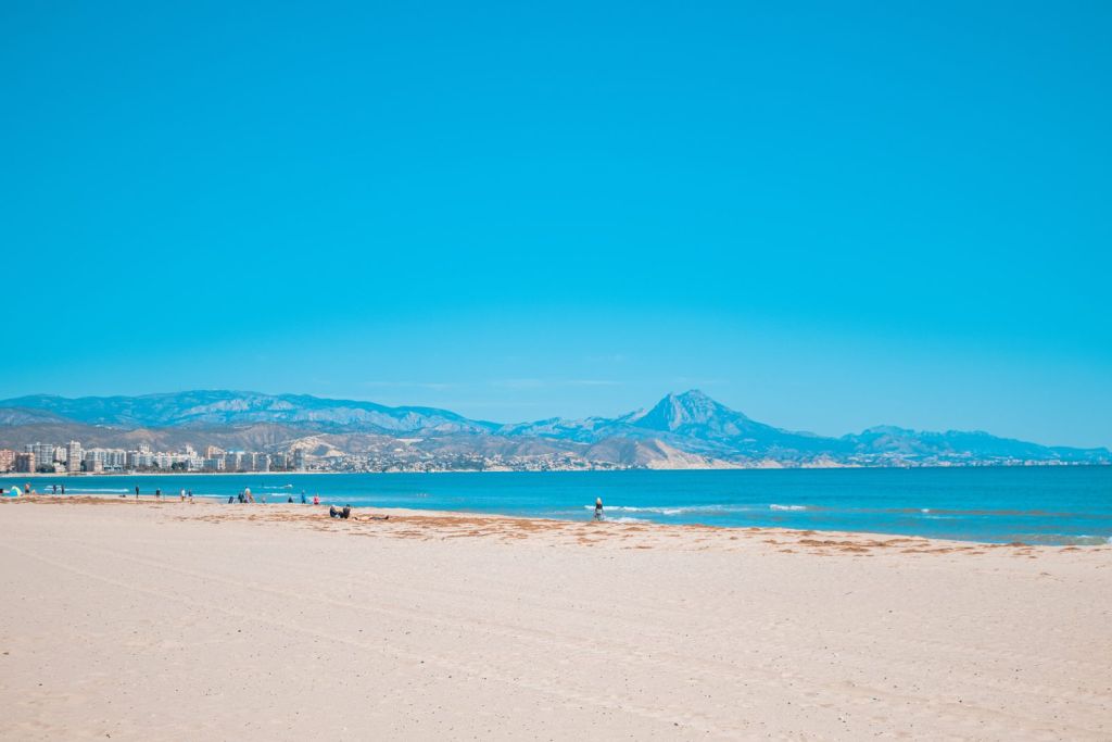 Playa de San Juan de Alicante con el Puig Campana al fondo