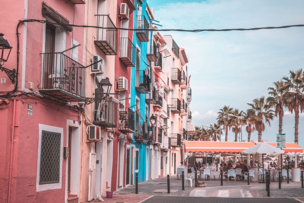Calle de casas de colores en Villajoyosa