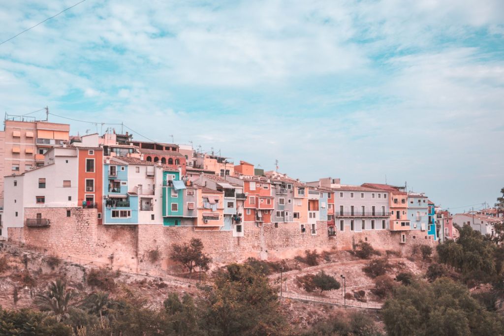 Casas colgantes de colores sobre el río Amadorio en Villajoyosa