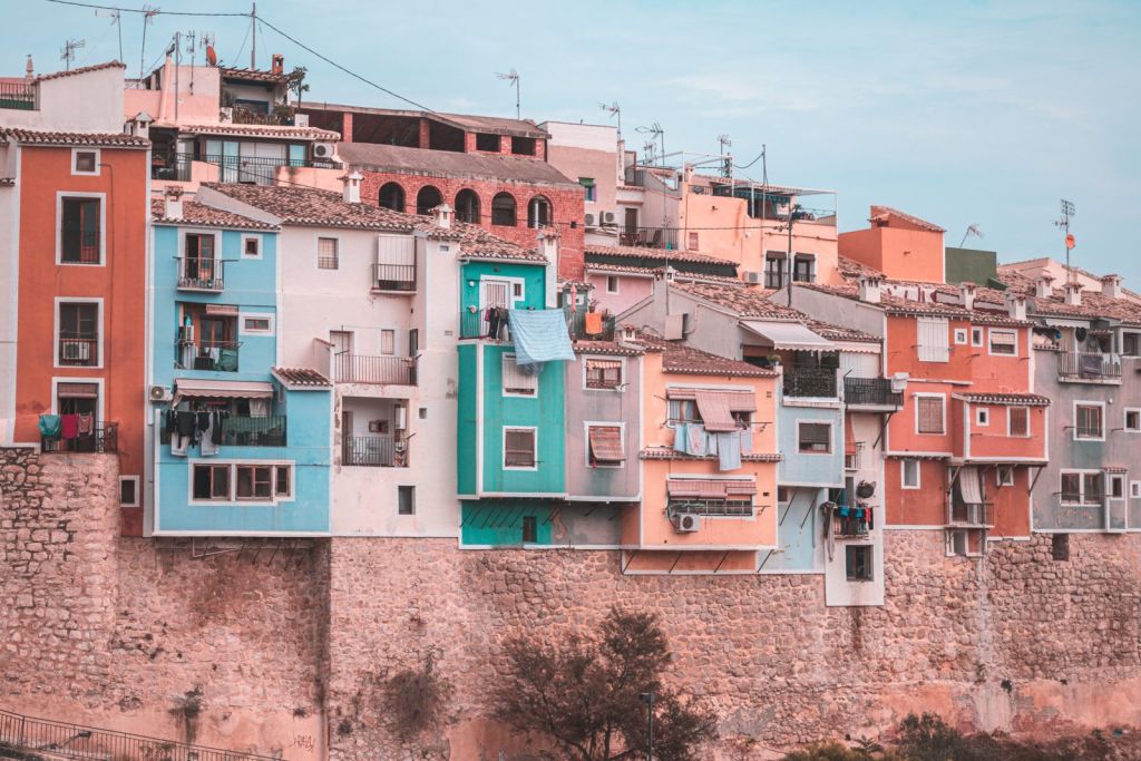 Casas de colores de Villajoyosa sobre la muralla