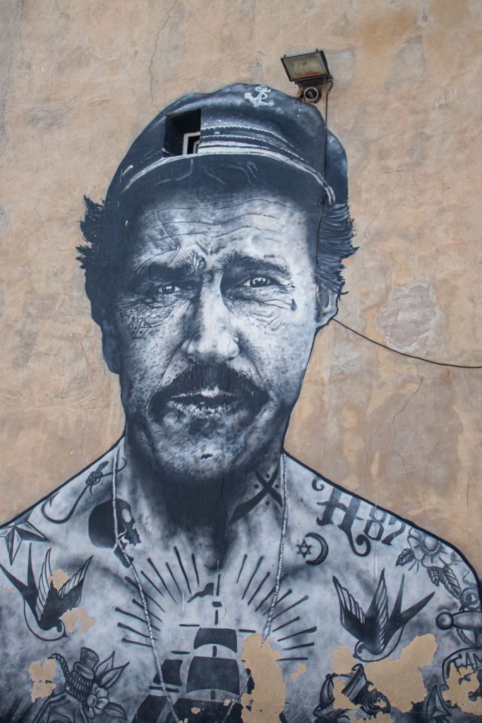 Mural de un marinero en una fachada de Villajoyosa